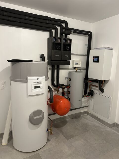 Chauffe-eau thermodynamique pour l'eau chaude sanitaire installé à côté de la pompe à chaleur