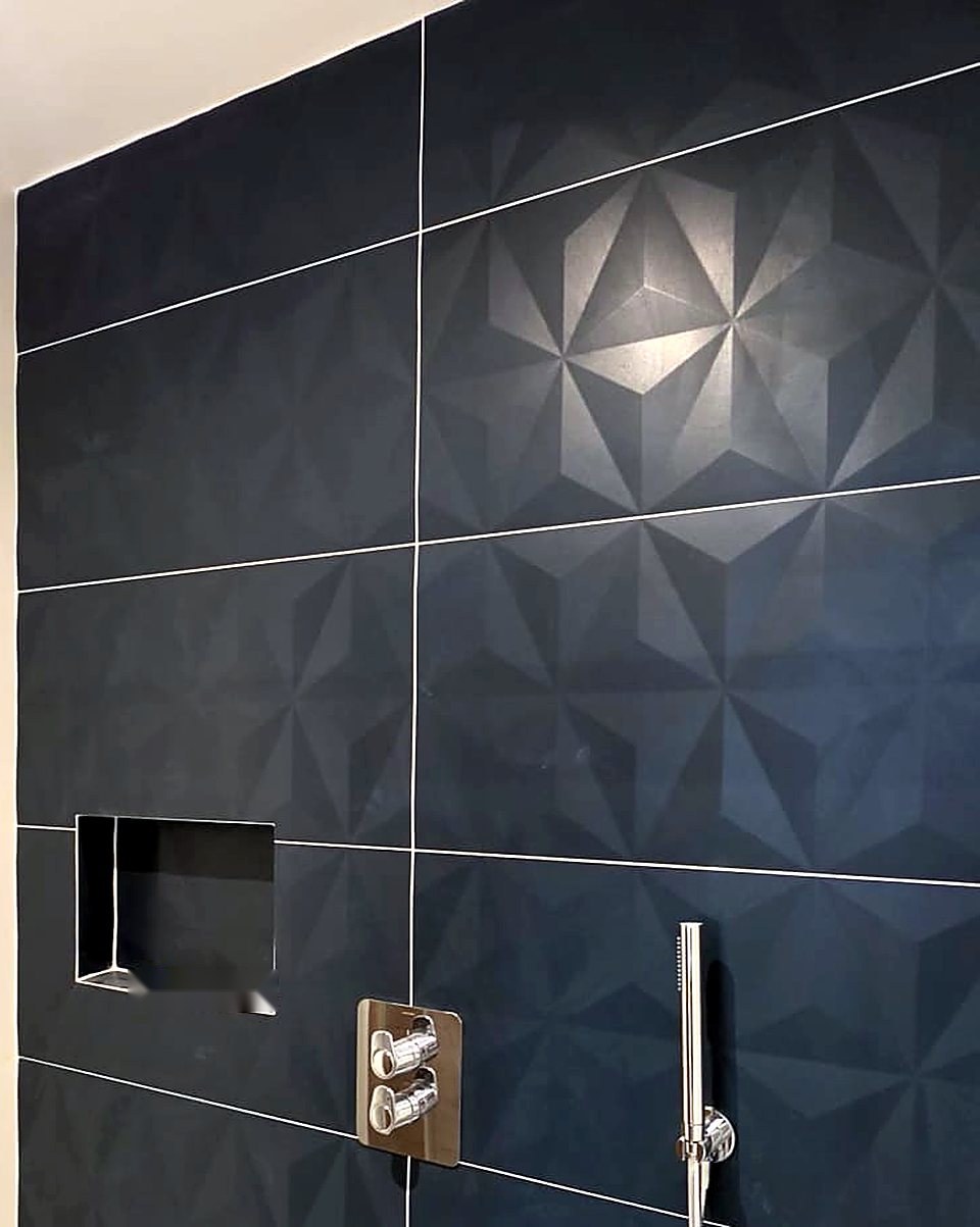 Douche avec niche intégrée, robinetterie thermostatique et carrelage bleu marine