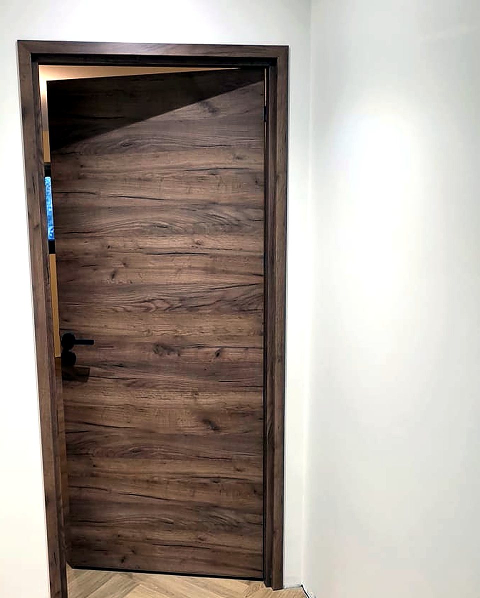 Porte intérieure bois et parquet posé en chevrons