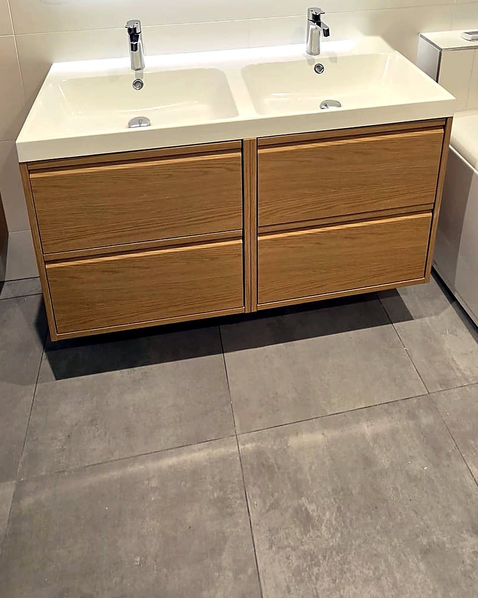 Meuble vasque double en chêne suspendu avec carrelage gris au sol